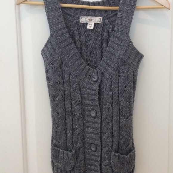 Cute Gray Vest with Cream Top - Picture 3 of 4
